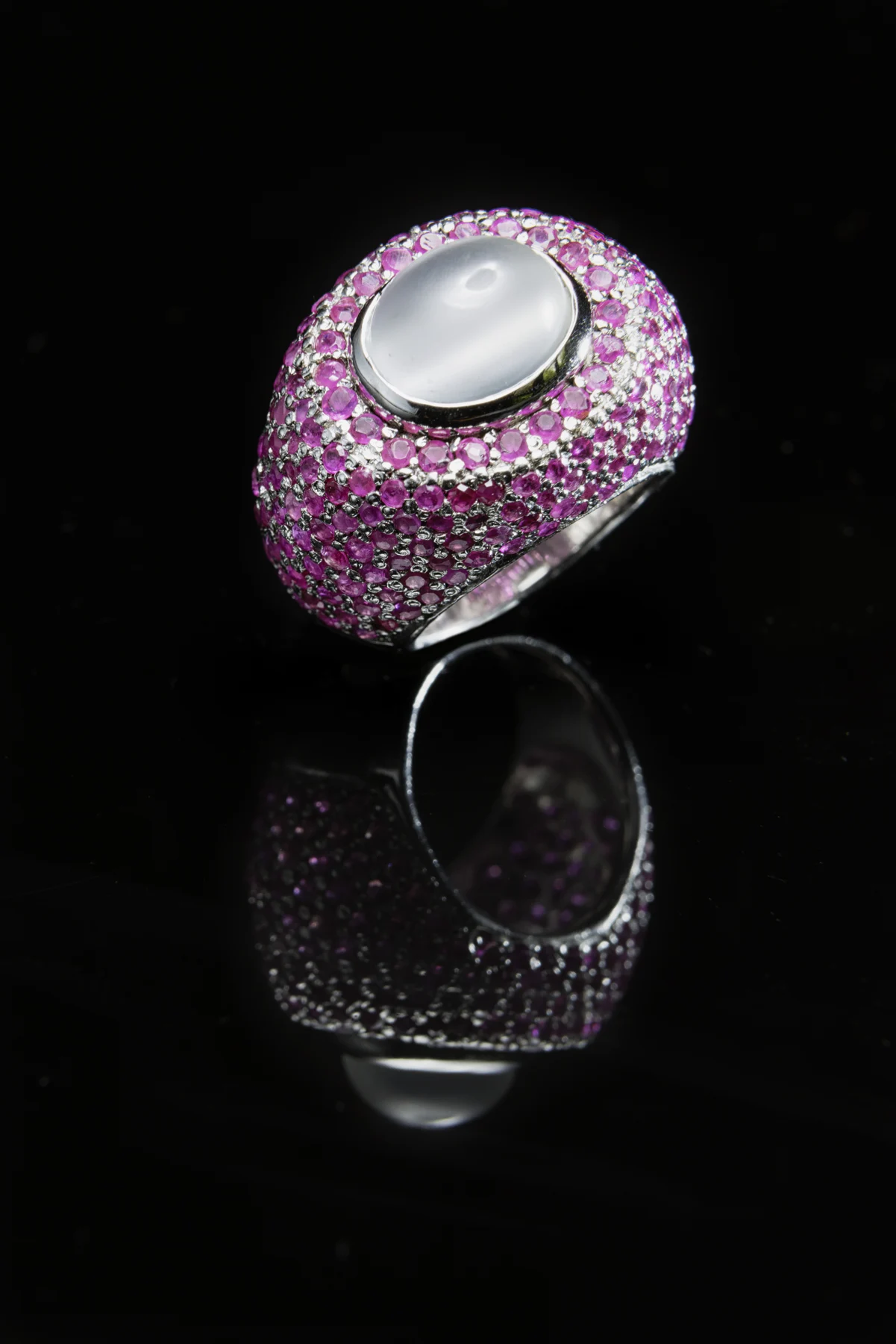 Bague Spinelle au pavage rose et à la pierre centrale claire arrondie
