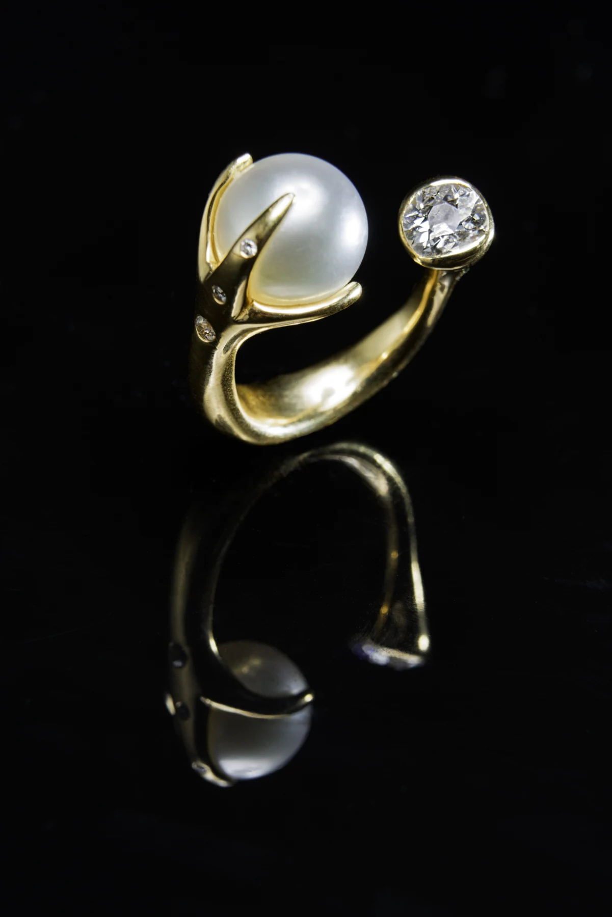 Bague ouverte de Spinelle aux deux extrémités lumineuses, photographiée sur fond noir
