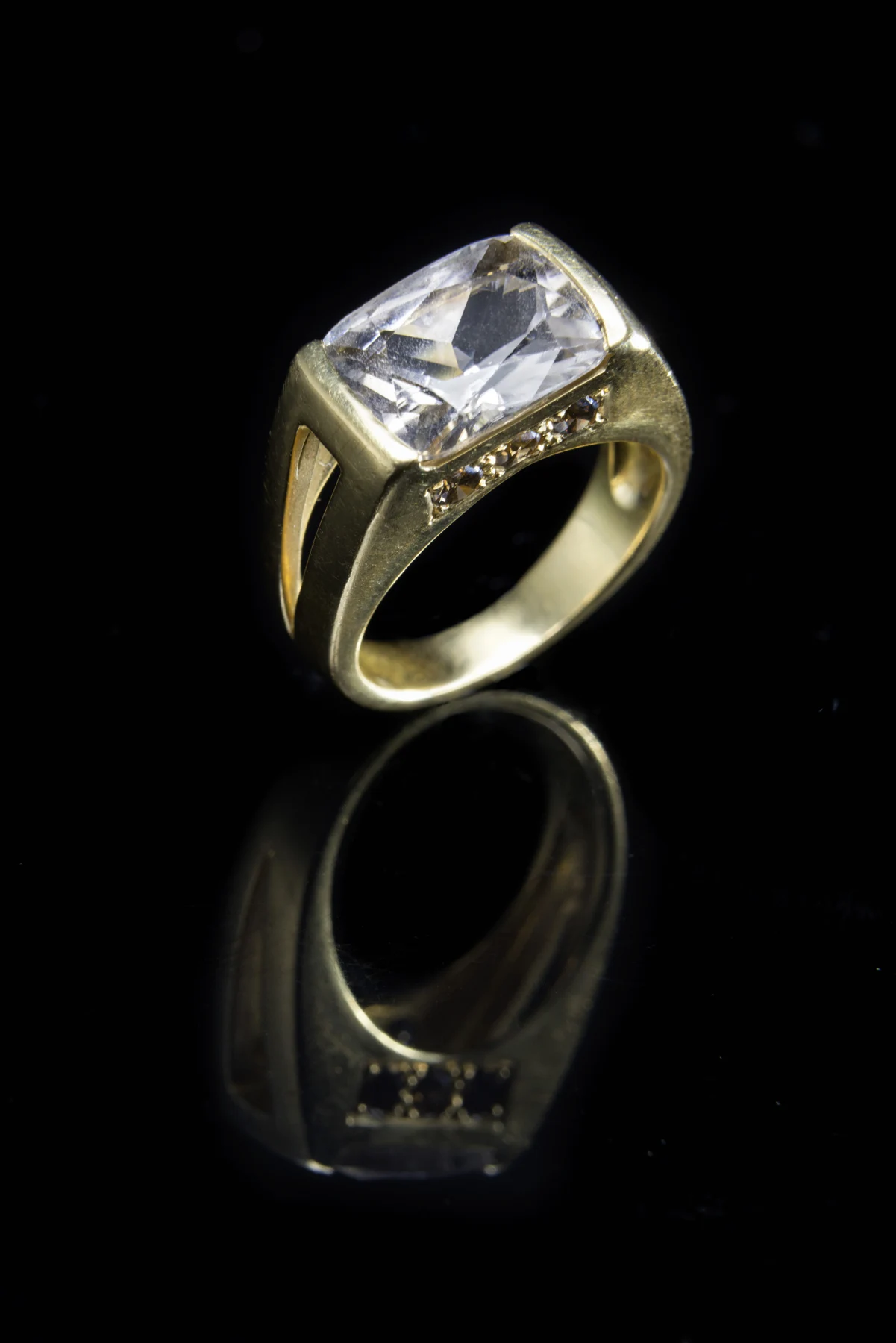 Bague de Spinelle à pierre claire de taille rectangulaire dans une monture dorée
