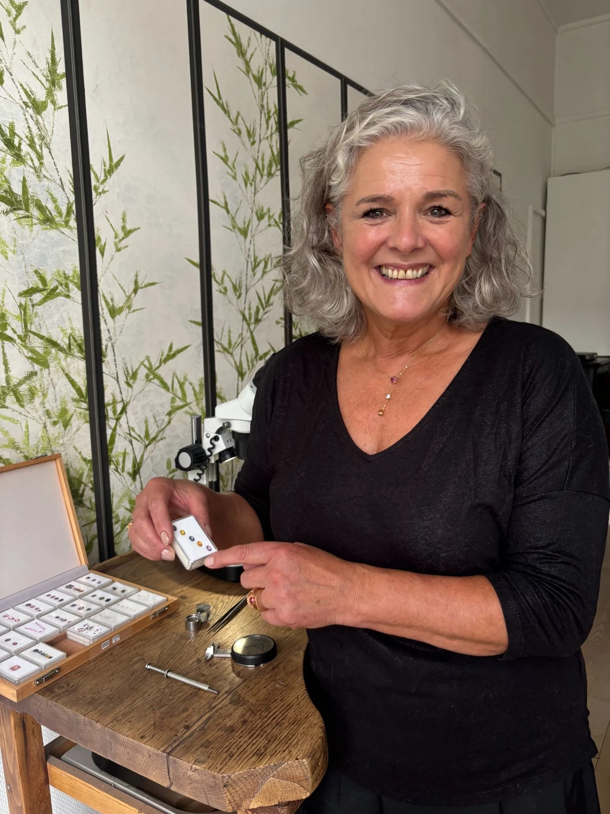 Alice Ragueneau, fondatrice de la maison Spinelle, dans son atelier avec une sélection de gemmes