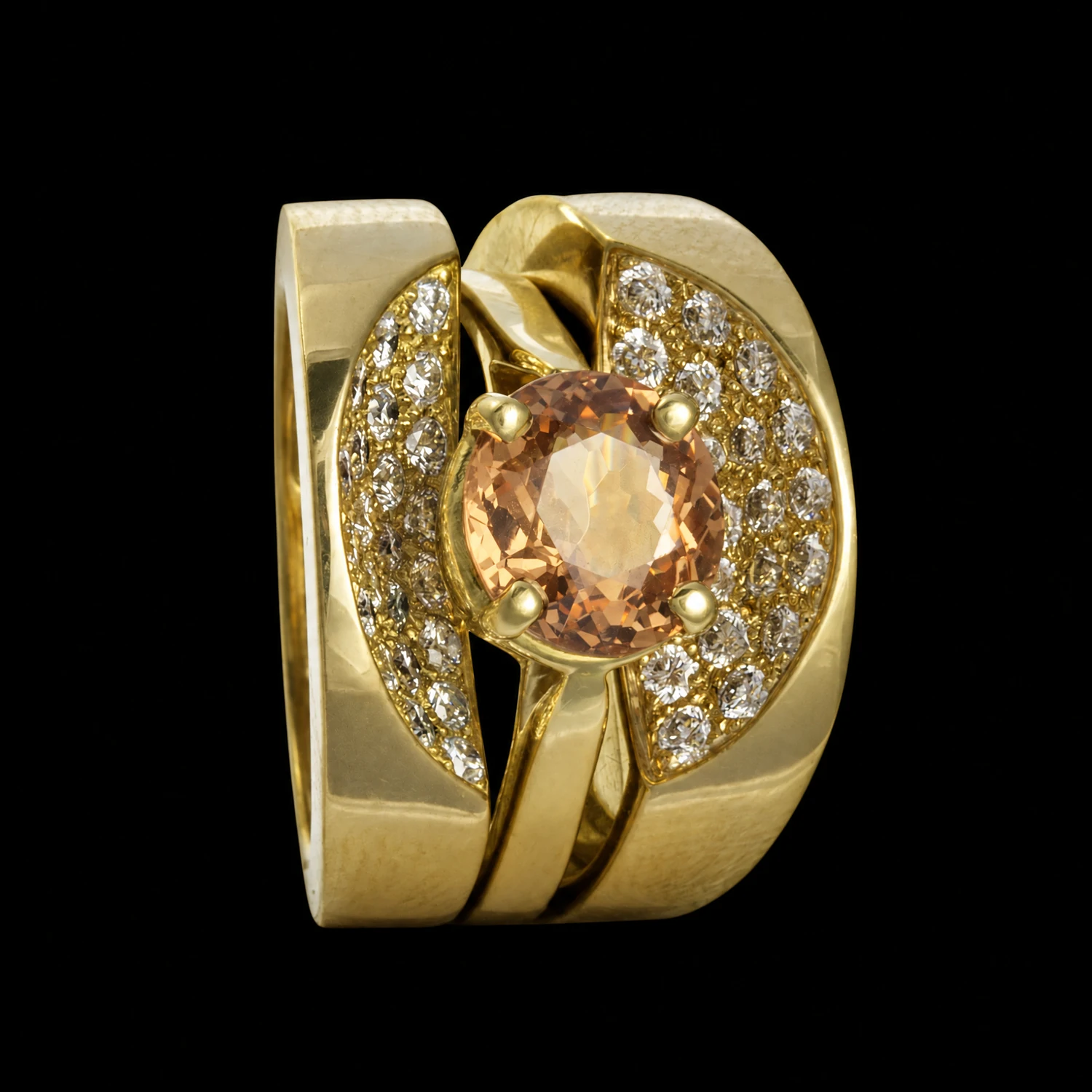 Bague large de la collection Spin à pierre centrale claire rosée et entourage de petites pierres