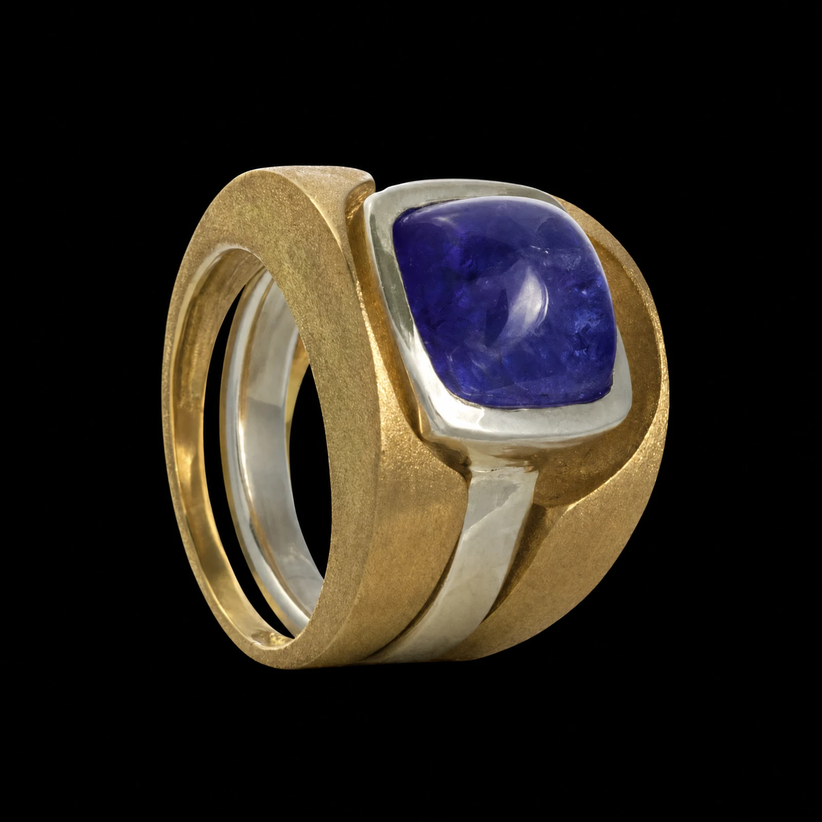 Bague de la collection Spin à pierre bleue arrondie et monture large de couleur dorée