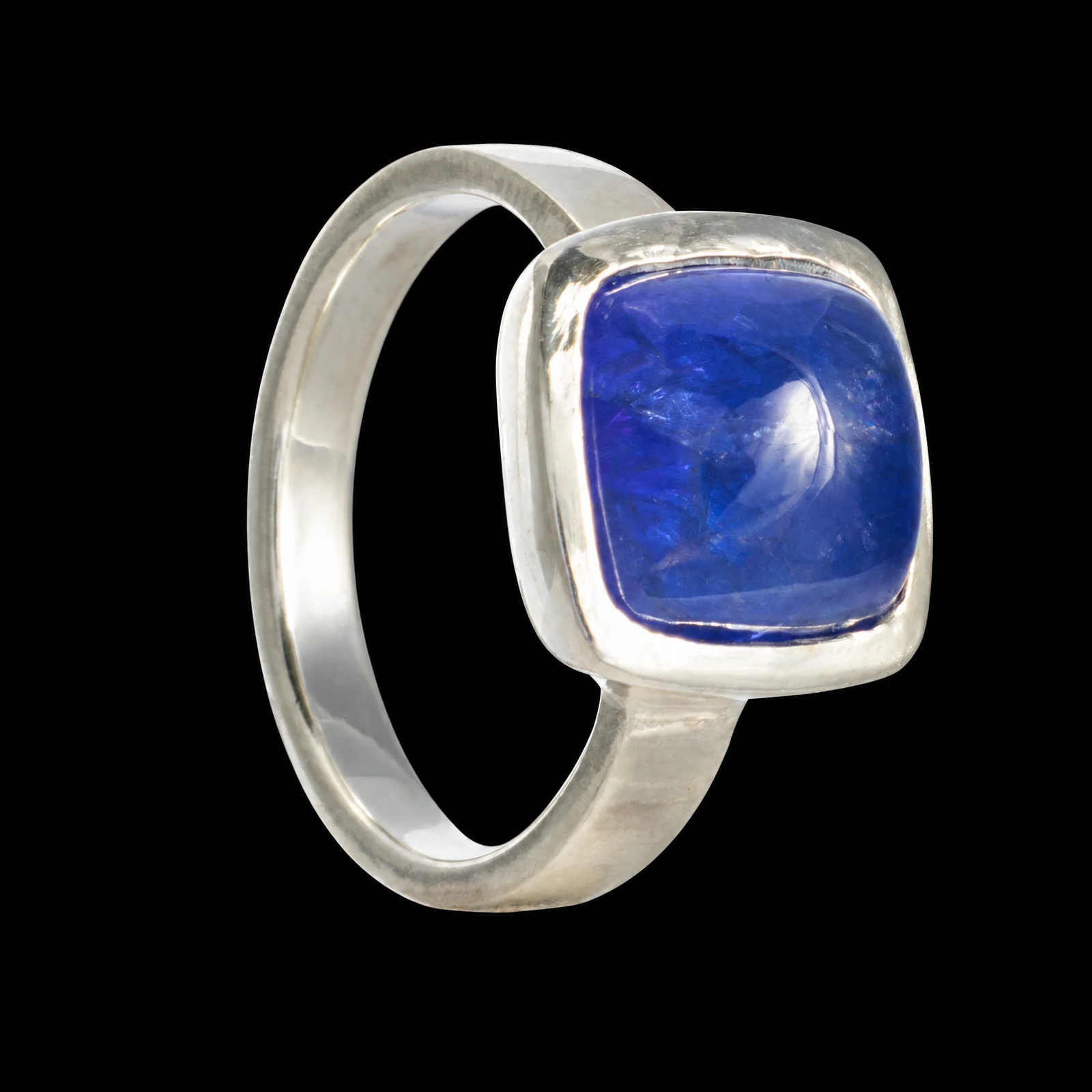 Bague de la collection Spin à pierre bleue arrondie sur fond noir