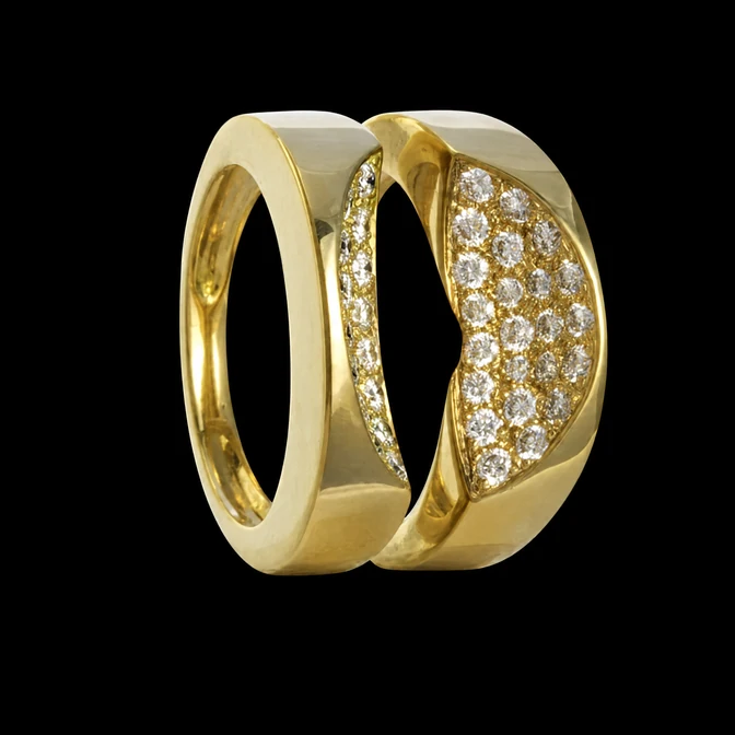 Bague de la collection Spin à monture dorée courbe et ligne de petites pierres lumineuses
