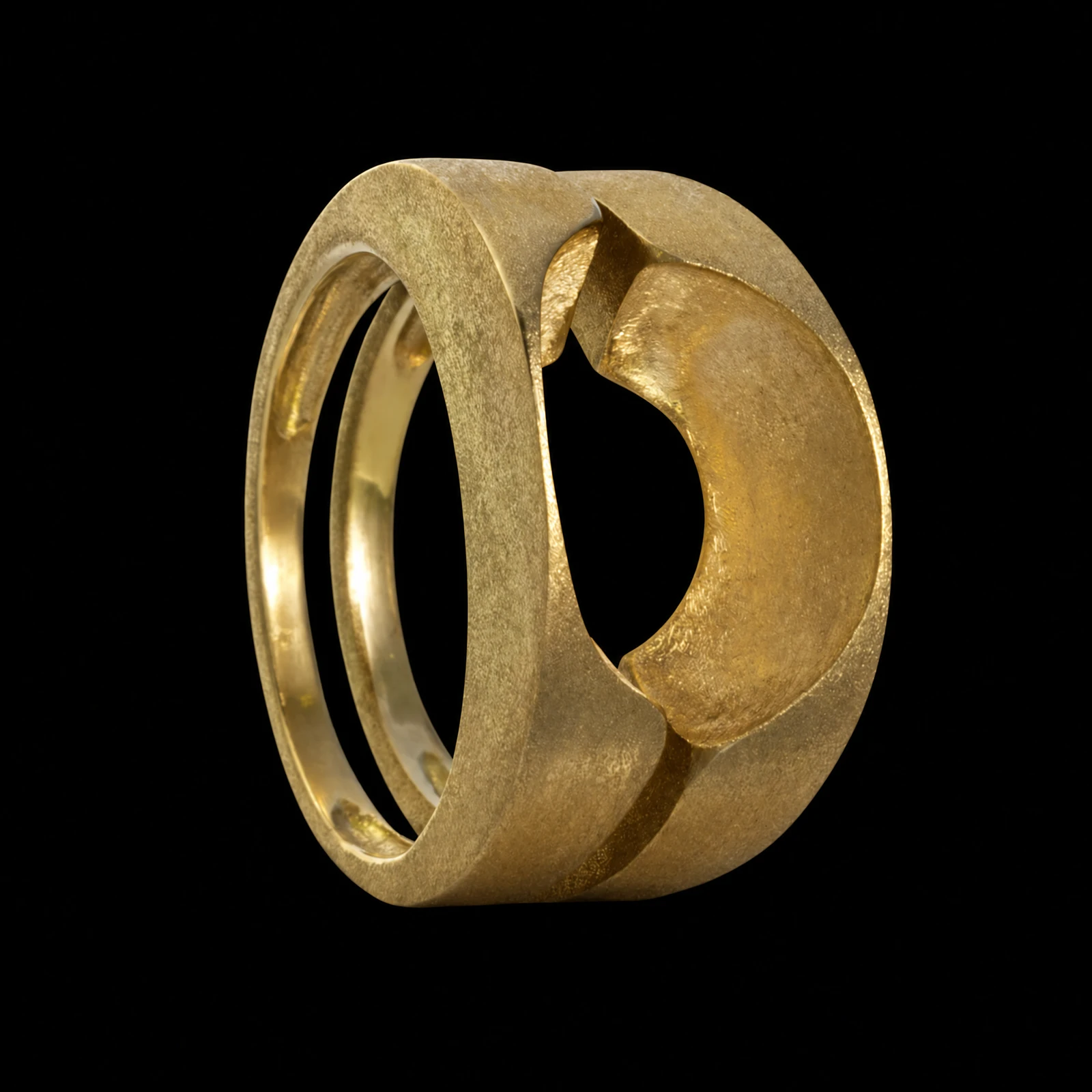 Bague de la collection Spin à monture dorée large et surface facettée sculpturale