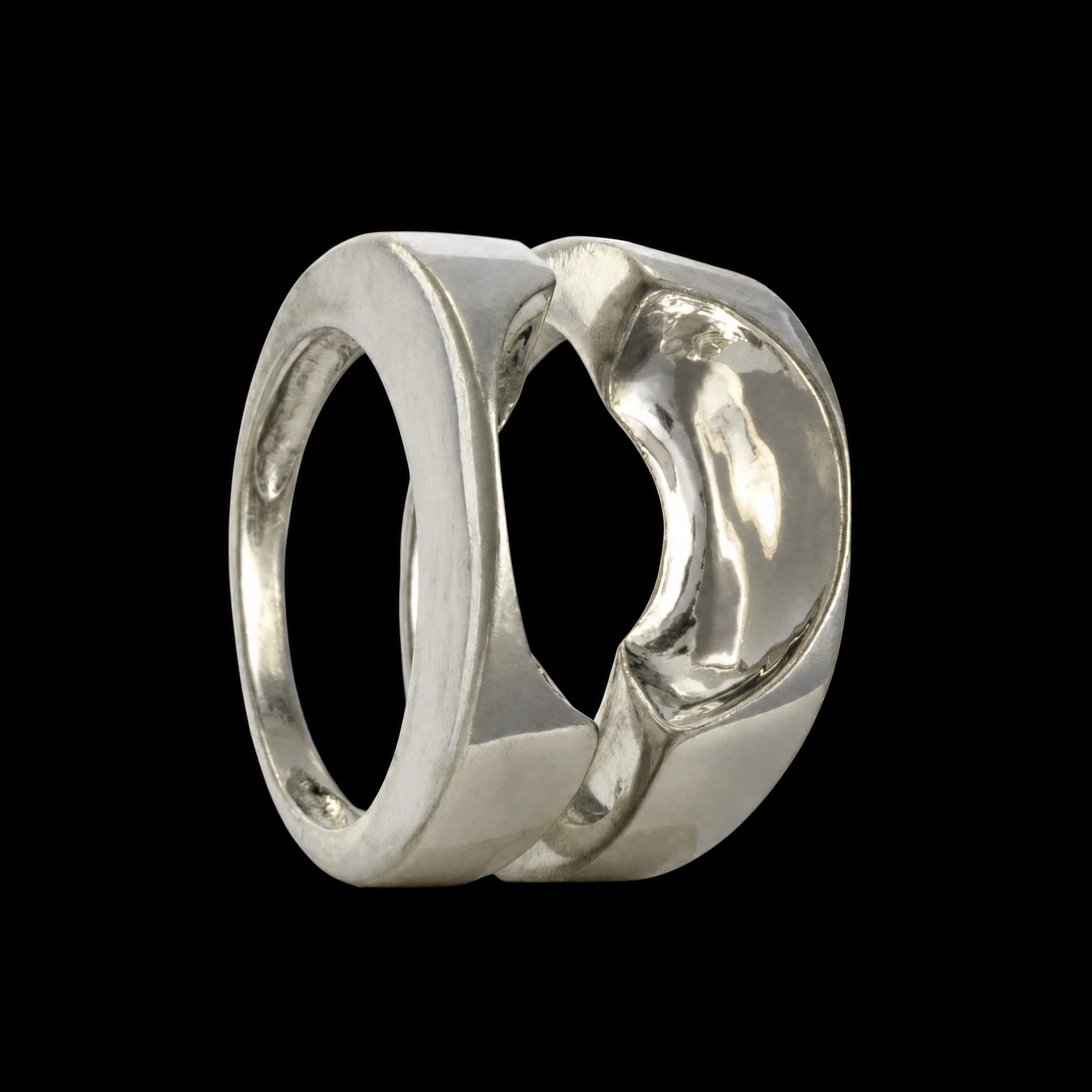 Bague de la collection Spin à monture large de ton argenté et ouverture sculptée