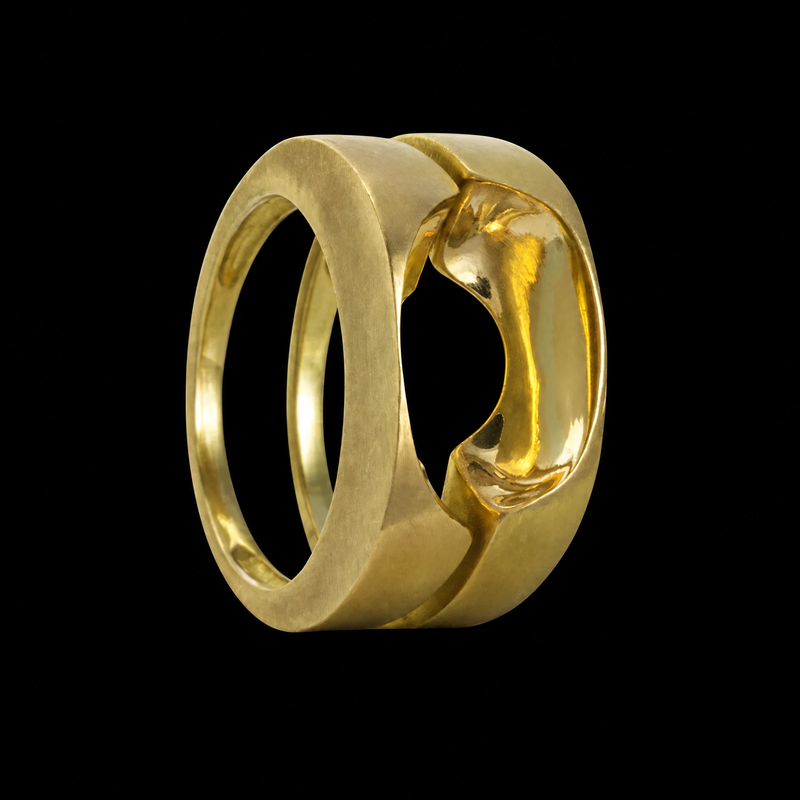 Bague de la collection Spin à anneau large de couleur dorée et volume sculpté