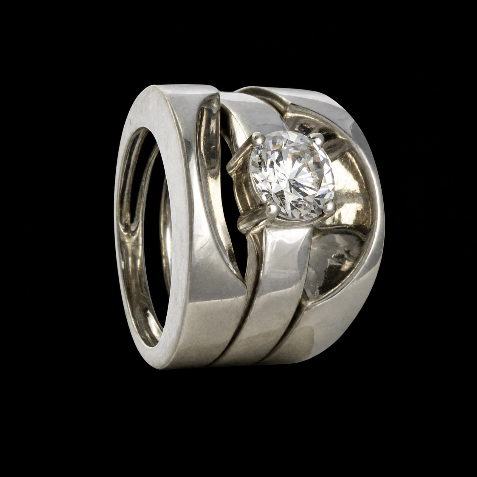 Bague de la collection Spin à pierre claire avec une monture large aux deux lignes