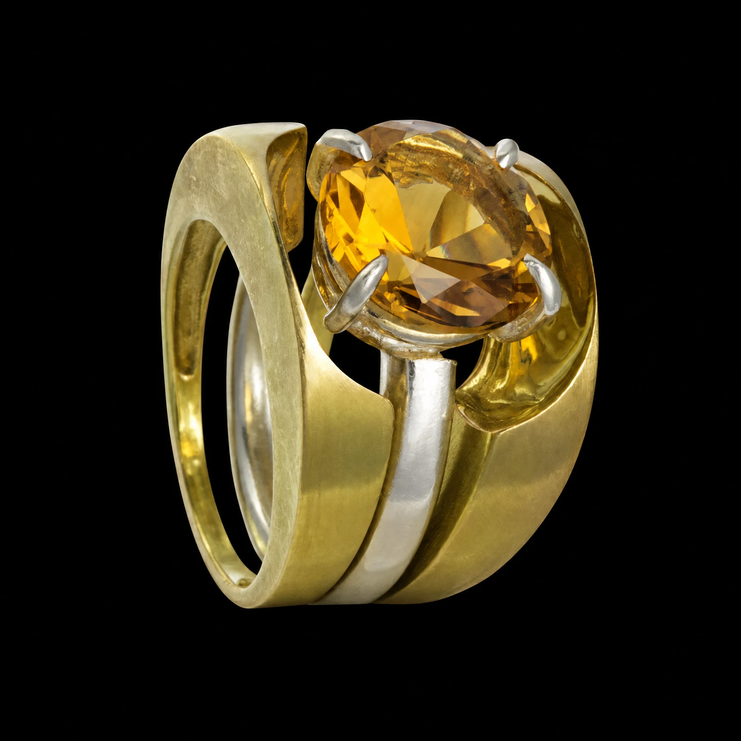 Bague large de la collection Spin à pierre jaune et monture de couleur dorée