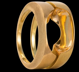 Vue de profil d’une bague Spin en métal doré, révélant la monture et les anneaux latéraux