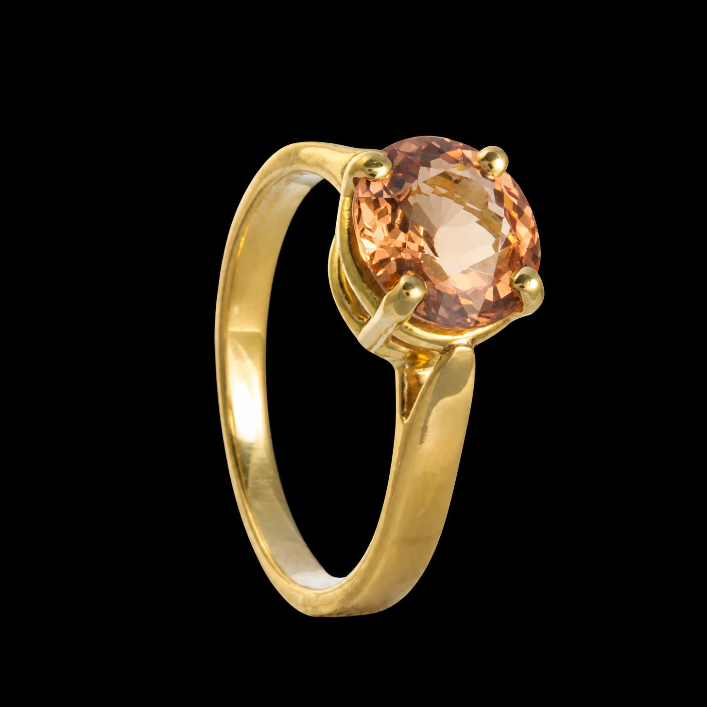 Bague fine de la collection Spin à pierre rose pêche ronde et monture dorée