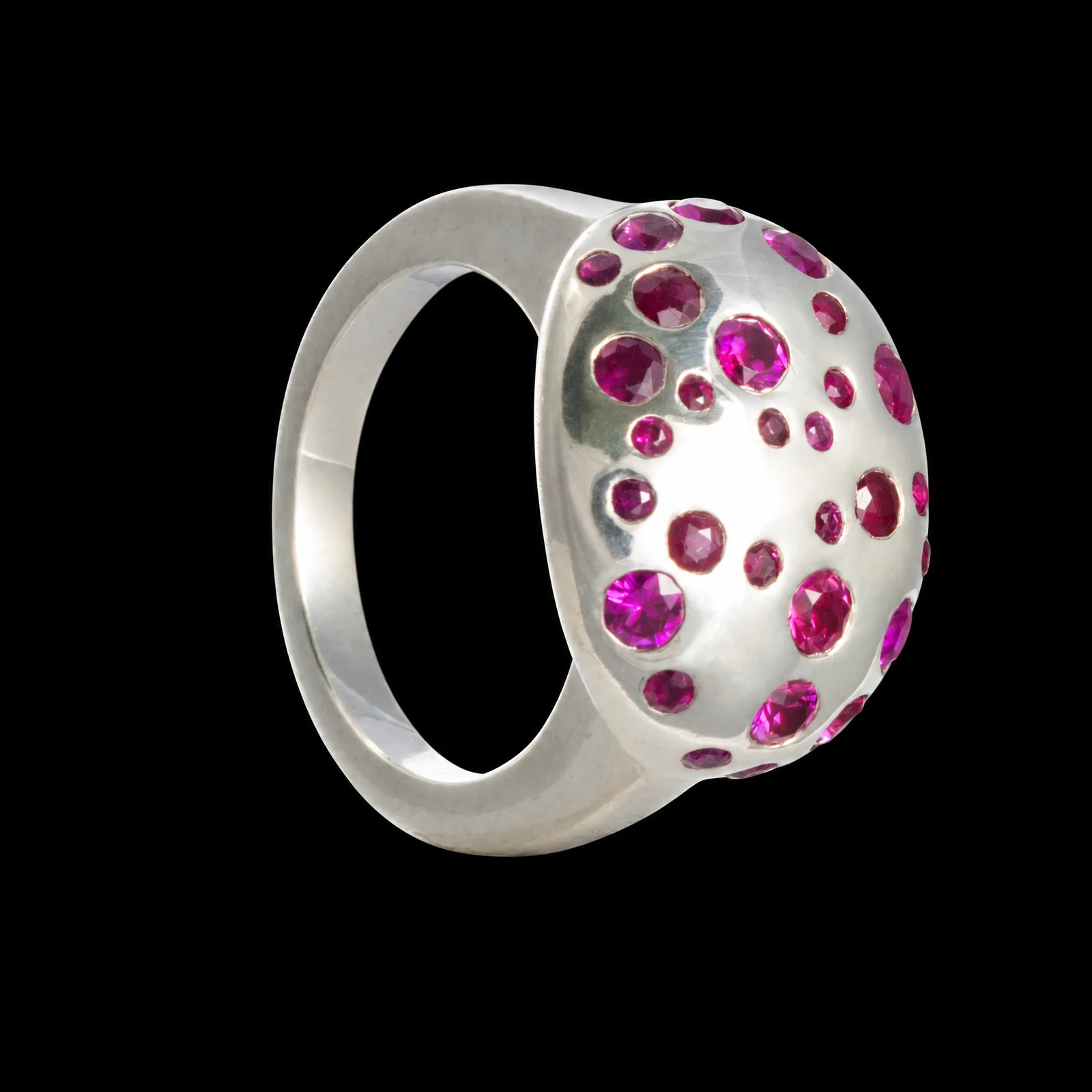 Bague de la collection Spin à surface claire arrondie ponctuée de petites pierres roses
