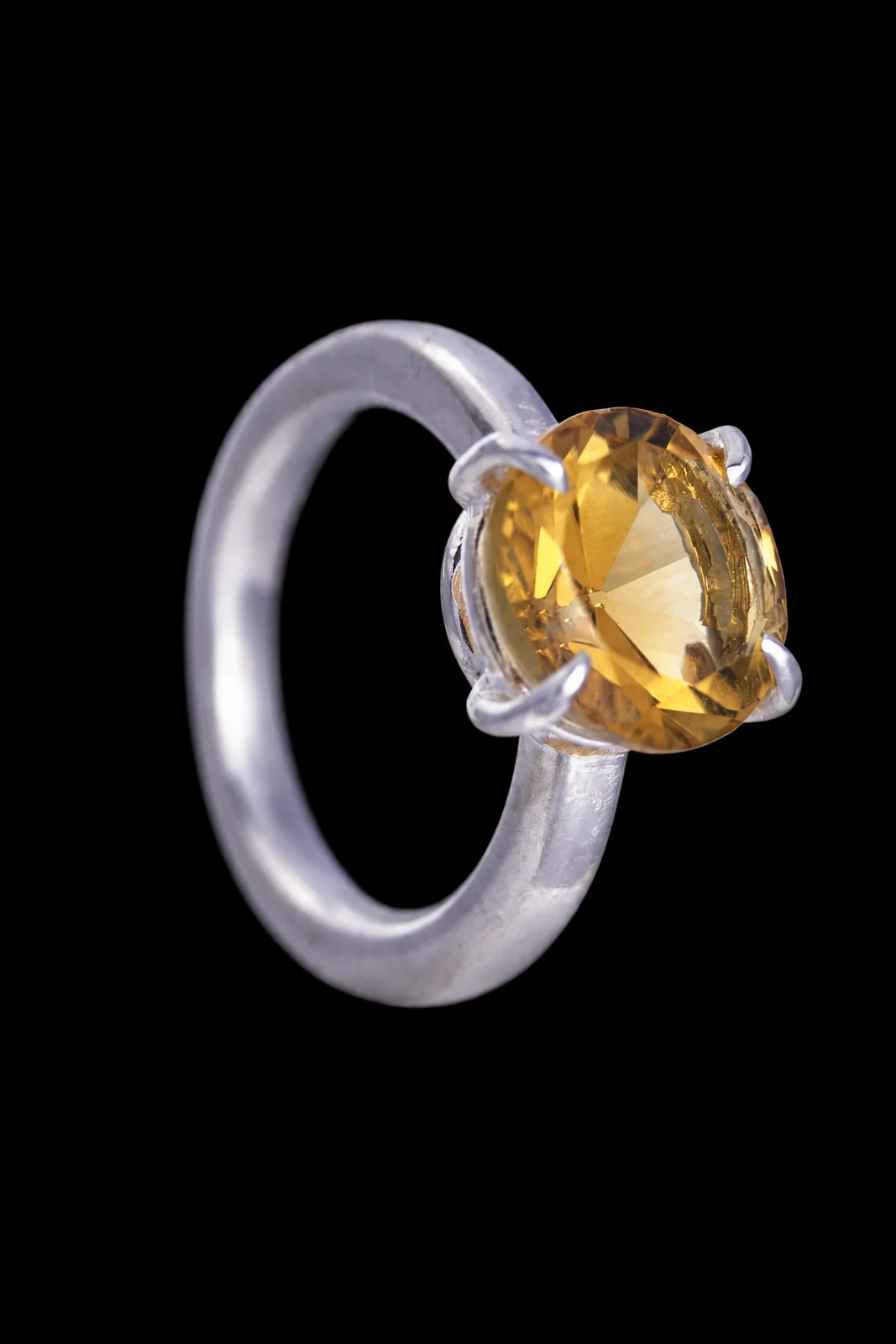 Bague fine de la collection Spin avec une pierre jaune ovale sur une monture claire