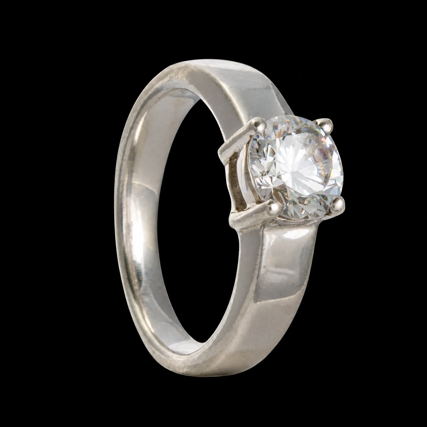 Bague de la collection Spin à pierre claire solitaire et monture de ton argenté