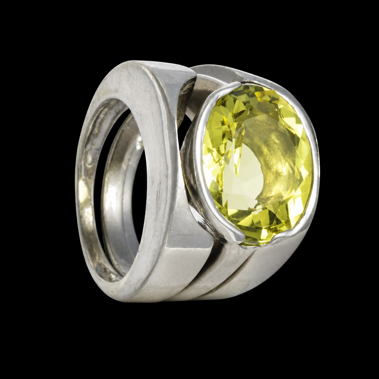 Bague de la collection Spin à grande pierre ovale vert clair et monture large argentée