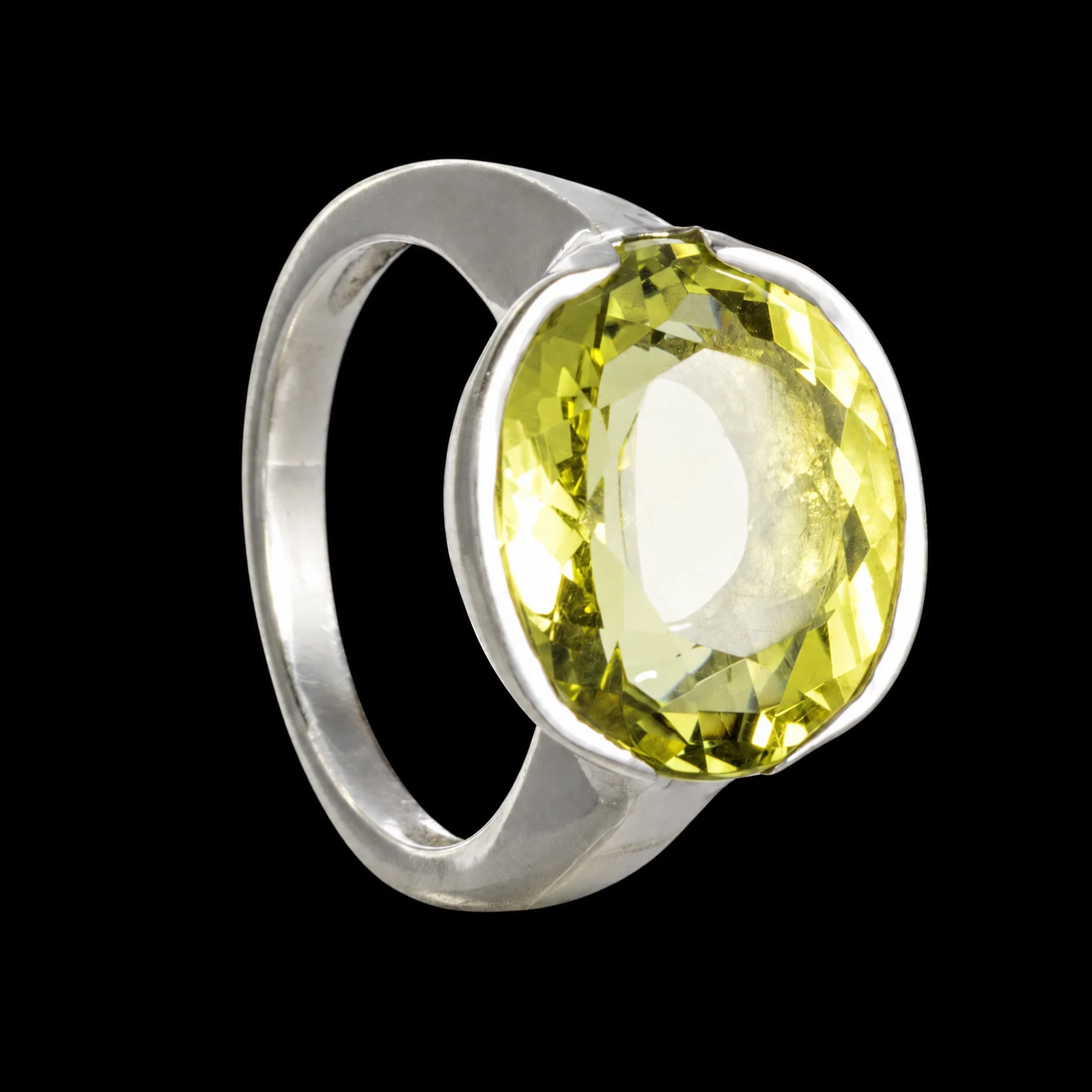 Bague de la collection Spin avec une pierre ovale vert tendre sur fond noir
